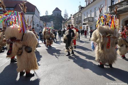Kamnik so obiskali koranti iz Zamušanov pri Ptuju in v mestno jedro privabili nepregledno množico, željno ogleda tradicionalne pustne šege (55)